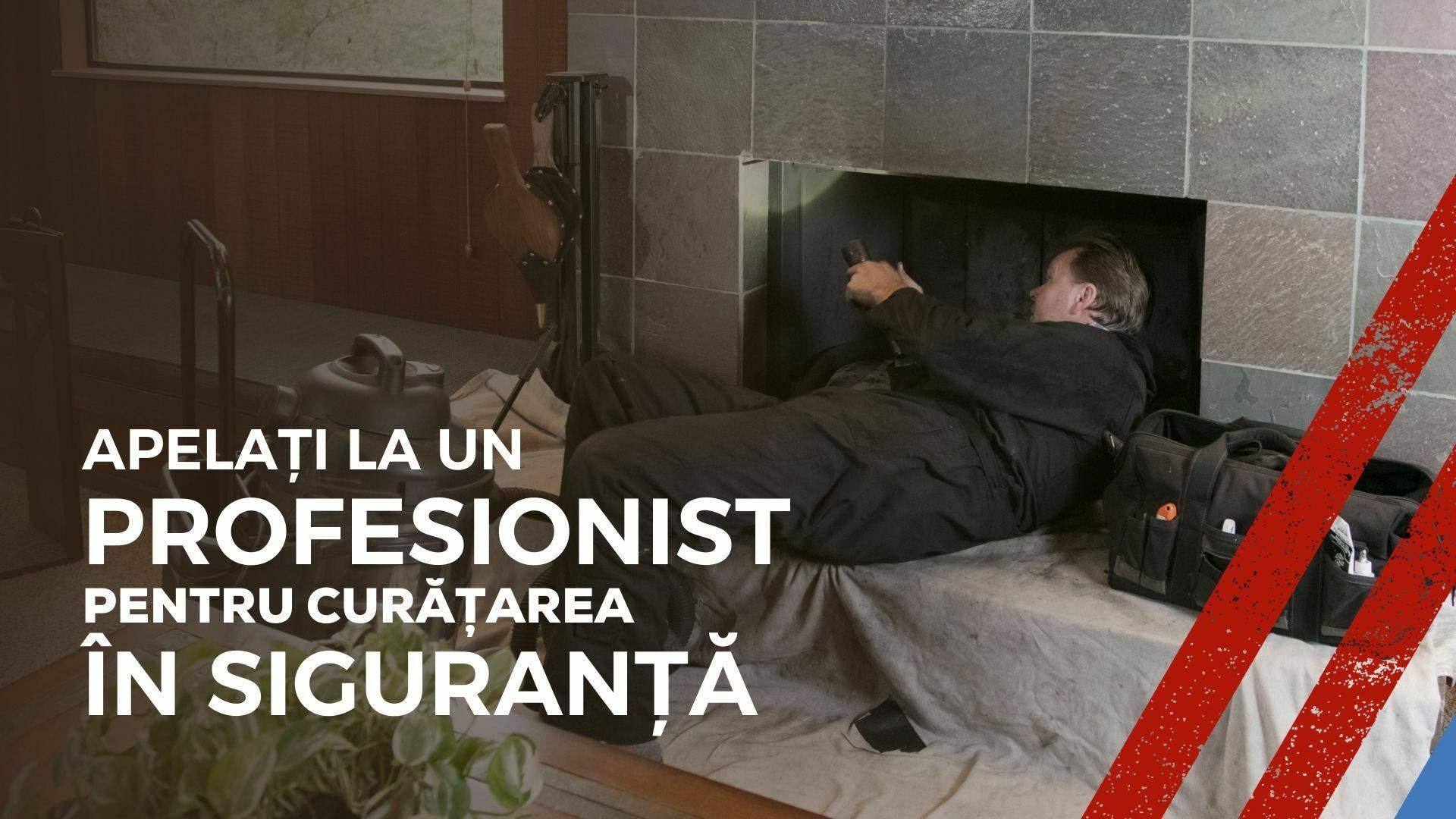 Imagine cu un coșar care curăță focarul unui șemineu